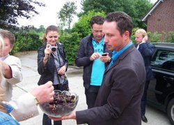 Енкеворт пригощає кріпноплідною черешнею, з фотоапаратом - Катерина Тушинська